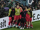 Korejští fotbalisté slaví výhru proti Portugalsku na mistrovství světa 2022.