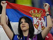 Srbská fanynka před utkáním proti Švýcarsku na mistrovství světa 2022.
