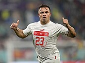 Švýcarský střelec Xherdan Shaqiri slaví gól do sítě Srbska v utkání na...