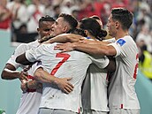 Švýcarští fotbalisté slaví gól do sítě Srbska v utkání na mistrovství světa...