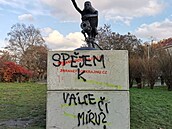 Neznámý vandal posprejoval podstavec pod fotkou hajlujícího Putina-skřeta na...