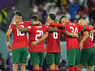 Maročtí fotbalisté napjatě sledují exekutora při rozstřelu se Španělskem.