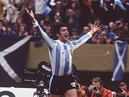 Argentinec Mario Kempes dal dva góly Nizozemsku ve finále MS 1978.