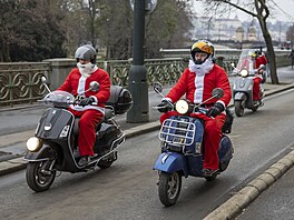 V kostýmech Santa Clause vyrazili milovníci legendárních skútr Vespa na první...