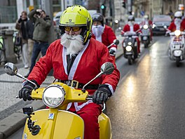 V kostýmech Santa Clause vyrazili milovníci legendárních skútr Vespa na první...