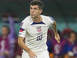 Ameri�an Christian Pulisic se rozhlí�í s mí�em v utkání proti Spojeným stát�m.