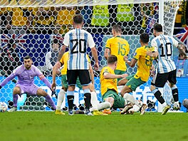 Argentinský úto�ník Lionel Messi (zcela vpravo) st�ílí gól v osmifinálovém...