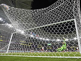 Polský branká� Wojciech Szczesny se marn� natahuje po st�ele Kyliana Mbappého z...