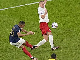 Francouzský úto�ník Kylian Mbappé st�ílí sv�j druhý gól v osmifinále proti...