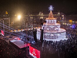 Na hlavním námstí ve Vilniusu stojí majestátní svtelný strom. Litva na...