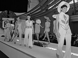 Módní hity 70. let v �eskoslovenském pojetí. K na�inc�m se v�ak nedostaly....