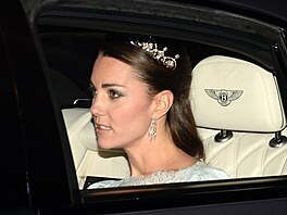 Vévodkyn z Cambridge Kate pi píjezdu na recepci diplomat v Buckinghamském...
