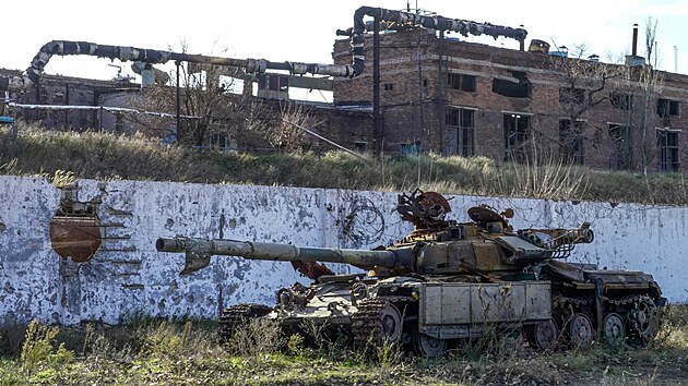 Trosky tanku ped mariupolskou hut Azovstal (29. listopadu 2022)