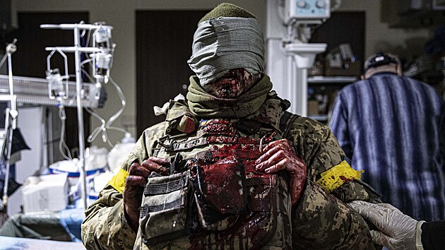 Zraněný ukrajinský voják v bachmutské nemocnici (5. prosince 2022)