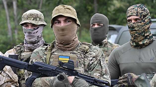 Bojovnci eenskho dobrovolnickho praporu Dochara Dudajeva na cvien v Kyjevsk oblasti (17. z 2022)