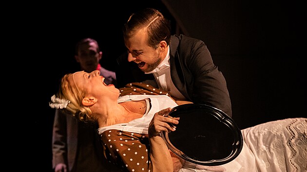 Slavn� prvorepublikov� herci Old�ich Nov�, L�da Baarov� a Adina Mandlov� �o�ij� v nov� hudebn� tragikomedii Star� dobr� Nov� (Old�ich) od brn�nsk�ho N�rodn�ho divadla.