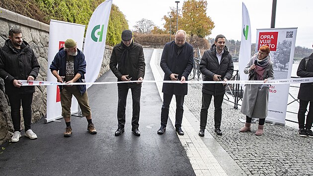 Pod Mánesovým mostem se otevřela nová cyklostezka. (6. prosince 2022)
