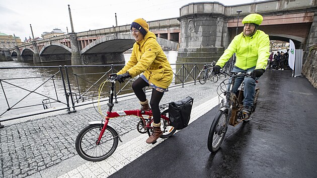 Pod Mánesovým mostem se otevřela nová cyklostezka. (6. prosince 2022)