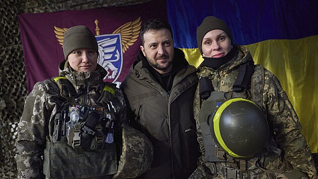 Ukrajinský prezident Volodymyr Zelenskyj s vojačkami ve Slovjansku (6. prosince 2022)