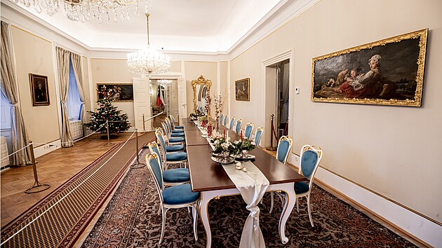 Vánočně vyzdobené prostory zámku v Lánech v prosinci 2022. Jídelní a hudební salon.