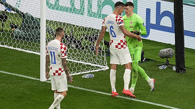 Chorvat Marcelo Brozovi a Dejan Lovren 
s brankem Dominik Livakoviem bhem utkn s Belgi.