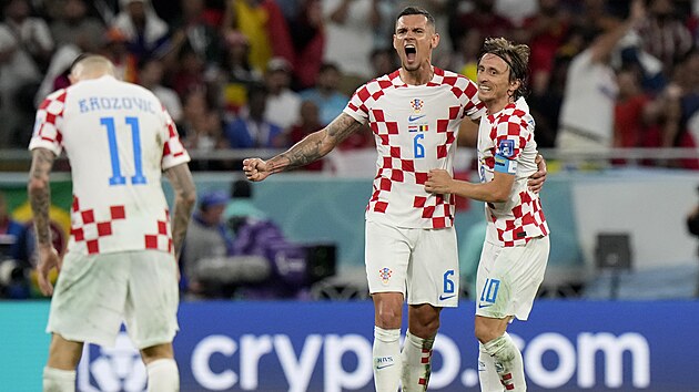 Dejan Lovren a Luka Modri z Chorvatska slav postup ze skupiny.