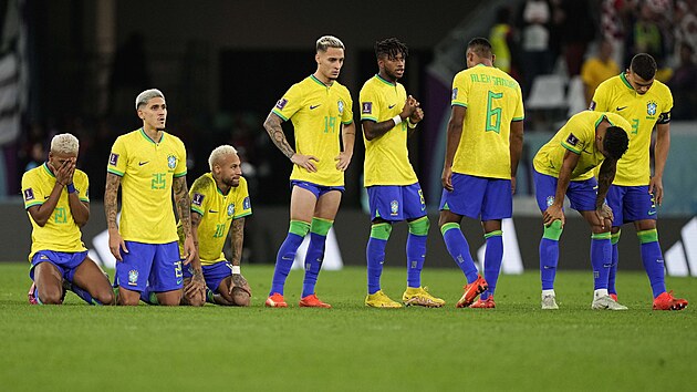 Brazilští fotbalisté během penaltového rozstřelu s Chorvatskem ve čtvrtfinále...
