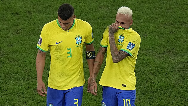 Skleslý kapitán Brazílie Thiago Silva a plačící Neymar po vyřazení z mistrovství světa.