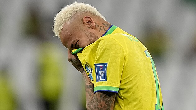 Brazilec Neymar jen tko zadroval slzy po prohe ve tvrtfinle mistrovstv...