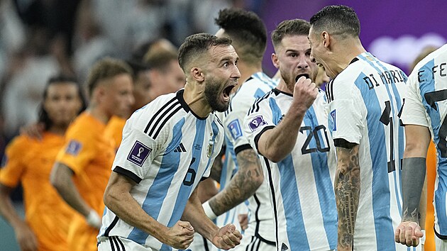 Argentin�t� fotbalist� b�hem penaltov�ho rozst�elu ve �tvrtfin�le mistrovstv�...