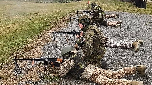 Instruktoři cvičí ukrajinské vojáky ve Vojenském újezdu Libavá.