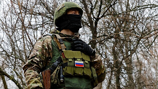 Rusk vojk na bojovm stanoviti u eky Dnpr (26. listopadu 2022)