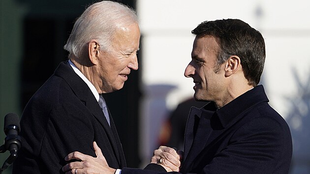 Joe Biden vt Emmanuela Macrona pi slavnostnm pjezdu do Blho domu. (1. prosince 2022)