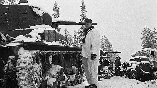 Fint vojci po bitv o Suomussalmi obhl sovtskou techniku na Raatsk cest. Tanky jsou typu T-26.
