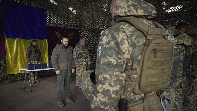 Ukrajinský prezident Voldomyr Zelenskyj a vojáci stojí v minutě ticha za ve válce padlé vojáky. (6. prosince 2022)