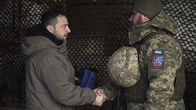 Ukrajinský prezident Volodymyr Zelenskyj se zdraví s ukrajinským vojákem (6. prosince 2022)