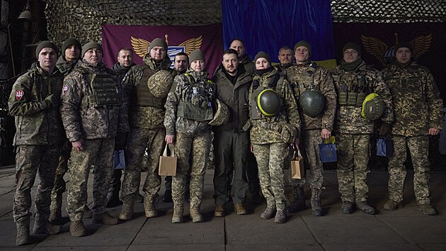 Ukrajinští vojáci pózují pro fotku s prezidentem Volodymyrem Zelenským (6. prosince 2022)