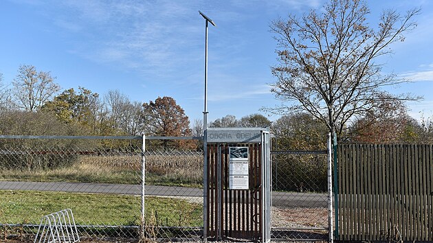 Kolem obory Obelisk vyrostl plot (foto z listopadu 2018).