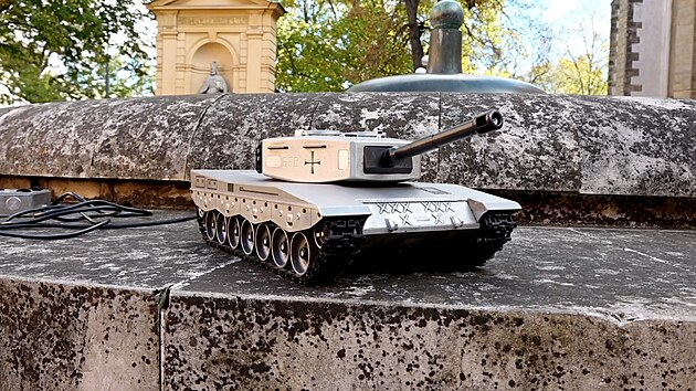 Jako hra�ka pro d�ti. Jen�e tento miniaturn� tank dok�zal zab�t.