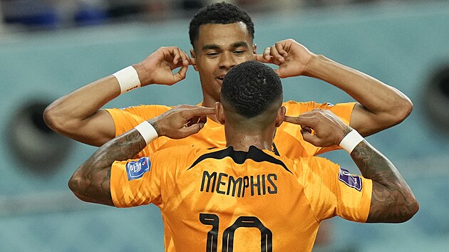 Nizozemsk� �to�n�k Memphis Depay (z�dy) slav� sv�j g�l proti Spojen�m st�t�m se...
