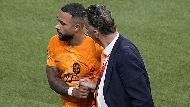 Nizozemsk tonk Memphis Depay (vlevo) se po vystdn zdrav s trenrem Louisem van Gaalem.