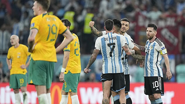 Fotbalist Argentiny se raduj z vhry nad Austrli a postupu do tvrtfinle...