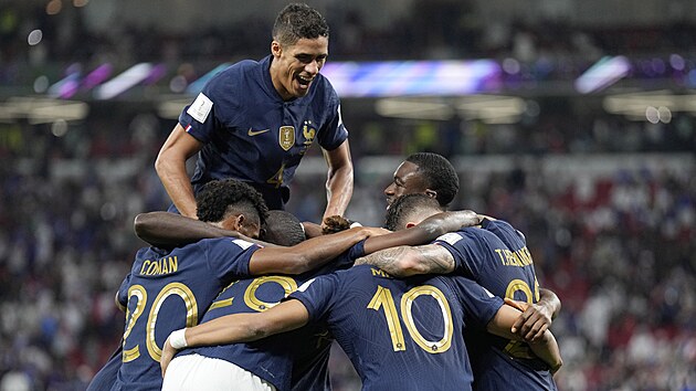 Francouzt fotbalist se raduj z druhho glu Kyliana Mbappho v osmifinle...