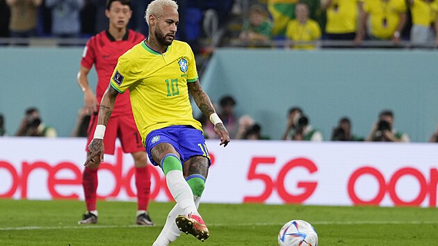 Brazilsk tonk Neymar stl gl z pokutovho kopu v osmifinle mistrovstv...