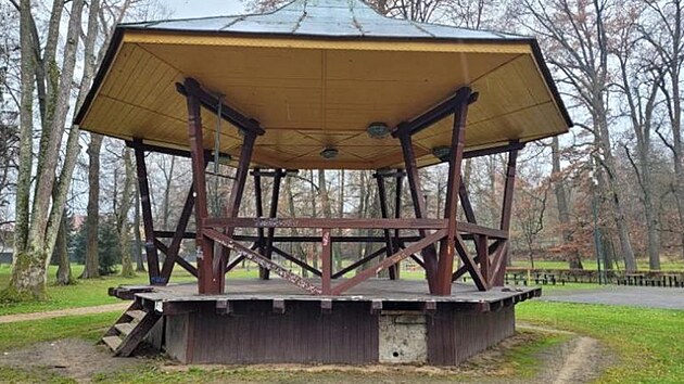 Starý altán v zámeckém parku ve Slavičíně byl už v nevyhovujícím stavu.