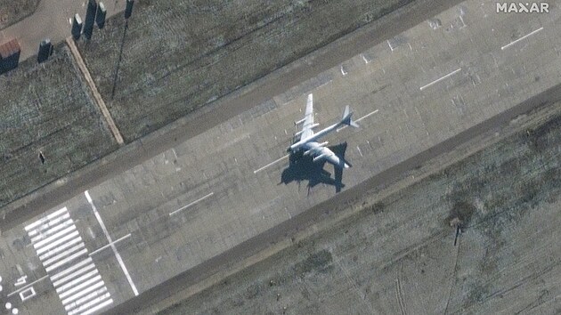 Satelitní snímky z letecké základny Engels zachytily před výbuchem vojenskou aktivitu na letišti. (3. prosince 2022)