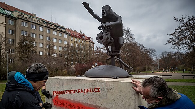Instalaci sochy dojednala iniciativa Drek pro Putina. (5. prosince 2022)
