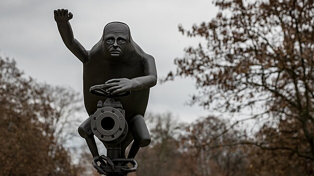 Autorem sochy je amatrsk socha a kov Daniel Dostl. (5. prosince 2022)