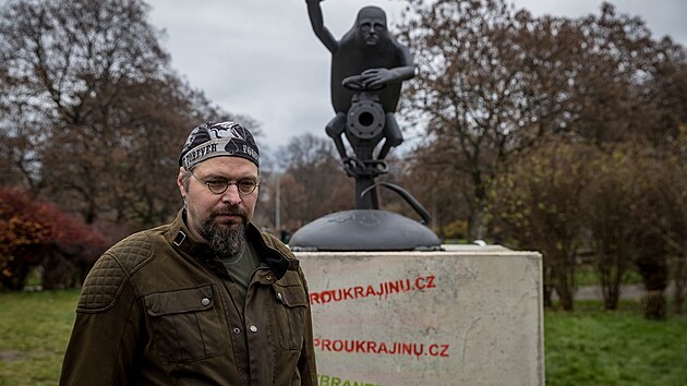 Autor sochy na Praze 6, amatrsk socha a kov Daniel Dostl. (5. prosince 2022)