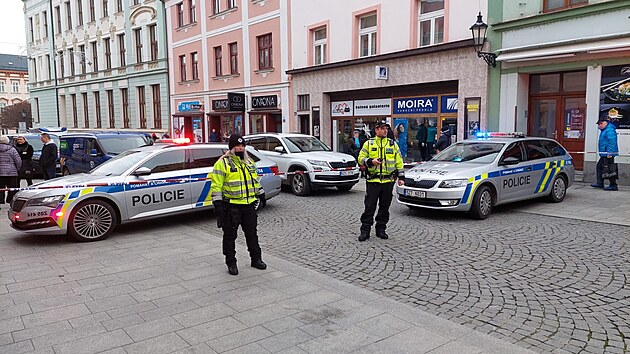 V centru Kroměříže došlo k výbuchu v jednom z bytů. Policisté dům a jeho okolí zabezpečují. (2. prosince 2022)